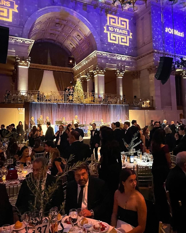 Έλλη Κοκκίνου: Στη Νέα Υόρκη με τον γιο της - Η εμφάνιση με φλογερό φόρεμα MI-RŌ με κρόσια και διαφάνειες