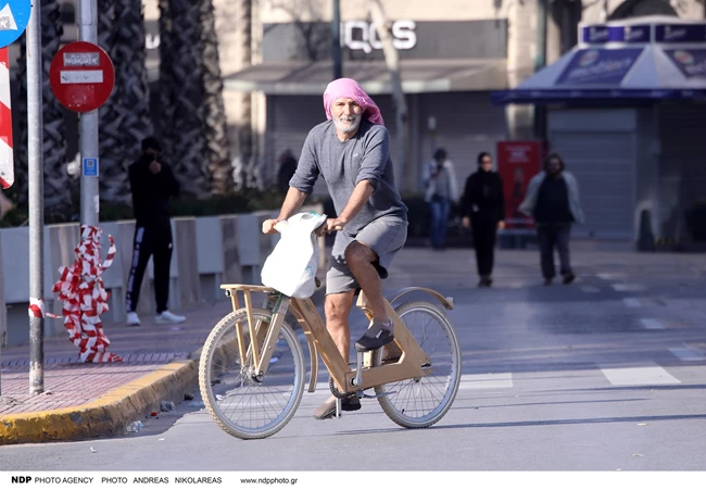 Πολ Ευμορφίδης: Έτσι κυκλοφορεί στην Αθήνα ο Mr. Coco-Mat - Με βερμούδα, πάνινα παπούτσια και ξύλινο ποδήλατο