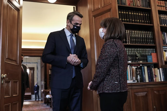 Μητσοτάκης σε Σακελλαροπούλου: Παράθυρο για μέτρα και πριν την Πρωτοχρονιά - "Οι ειδικοί θα καθορίσουν τον χρόνο"