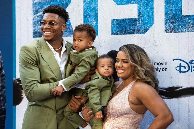 Πρεμιέρα στο Χόλιγουντ για τον Αντετοκούνμπο: Στο κόκκινο χαλί με ίδια κοστούμια με τους γιους του και τη λαμπερή Μαράια