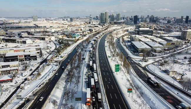 Κακοκαιρία σαρώνει την Κωνσταντινούπολη: Χιλιάδες εγκλωβισμένοι οδηγοί από σφοδρή χιονόπτωση