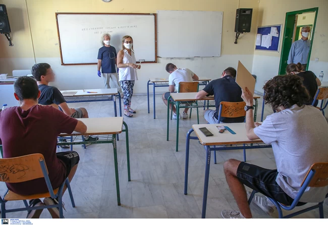 Σχολεία: Σχέδιο για μείωση της ύλης σε Γυμνάσια και Λύκεια και ματαίωση προαγωγικών - Παράταση της χρονιάς