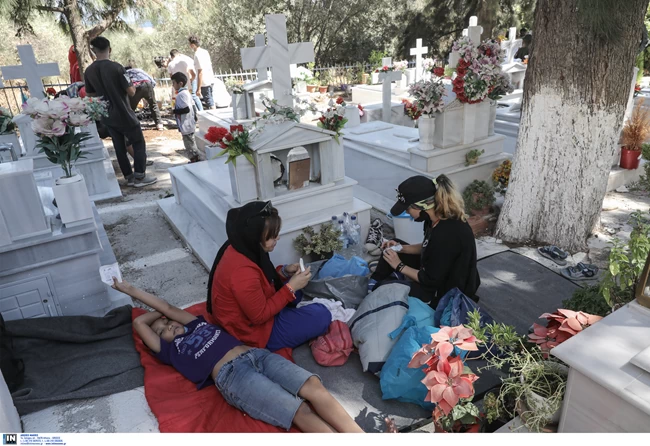 πρόσφυγες σε νεκροταφείο