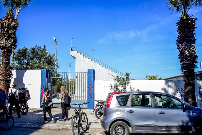 Πένθος στο Ναύπλιο: Συντετριμμένοι οι γονείς στην κηδεία του 14χρονου - Εκατοντάδες μαθητές δίπλα από το λευκό φέρετρο Κερκίδες - Ναύπλιο