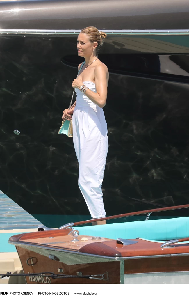 Βίκυ Καγιά: Σαν σταρ της Κρουαζέτ με total white look στη Μύκονο