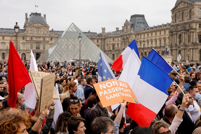 Διαδηλώσεις στη Γαλλία κατά του εμβολιασμού - "Μακρόν δικτάτορα" φώναζε το πλήθος [εικόνες]
