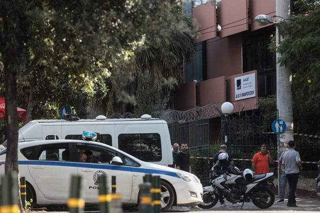 Εκρηξη στο Σισμανόγλειο: "Ευγενικοί γιατροί" οι δράστες που ανατίναξαν το ΑΤΜ - Ο ένας με ολόσωμη φόρμα για τον κορονοϊό