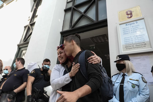 Οι πρώτες φωτογραφίες του 14χρονου που κρατείτο στη ΓΑΔΑ και αφέθηκε ελεύθερος
