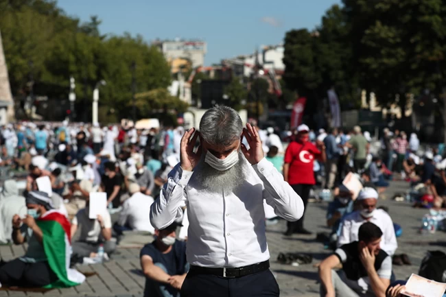LIVE - Η Αγιά Σοφιά ως τζαμί: Παρουσία Ερντογάν η πρώτη προσευχή - Χιλιάδες μουσουλμάνοι απέξω