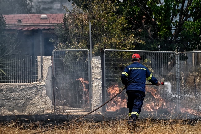 Φωτιές: Σε κατάσταση έκτακτης ανάγκης ο δήμος Λουτρακίου - Στις αυλές των σπιτιών οι φλόγες στον Άγιο Χαράλαμπο