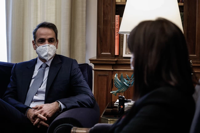 Μητσοτάκης σε Σακελλαροπούλου: "'Ασκούμε πιέσεις στις εταιρείες να παραδώσουν περισσότερα συμβόλαια"