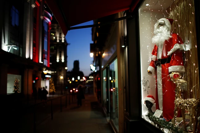 Lockdown: Στην... "εντατική" η Χριστουγεννιάτικη αγορά του Παρισιού - Κλειστά τα πολυκαταστήματα, άδειες οι λεωφόροι