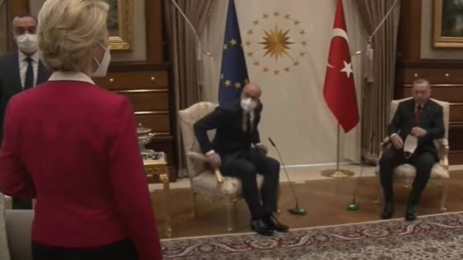 Ο Τσαβούσογλου δεν ζητάει συγγνώμη για το Sofa-Gate- Πώς εξήγησε το ότι έμεινε...όρθια η Φον ντερ Λάιεν