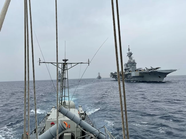 Ασκήσεις Πολέμου: Συνεκπαίδευση Ελληνικών Ενόπλων δυνάμεων με το θηριώδες αεροπλανοφόρο Σαρλ Ντε Γκολ [βίντεο]