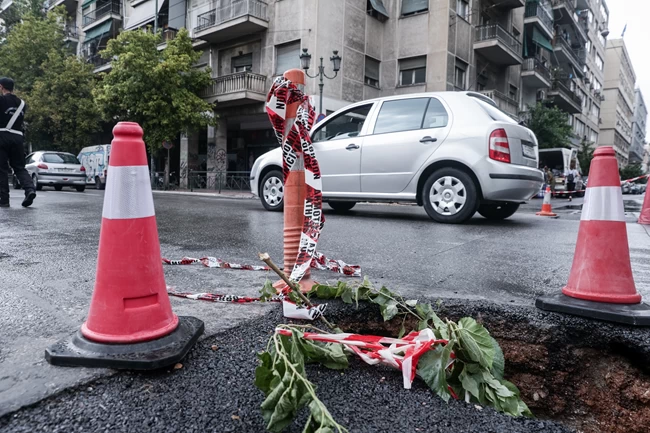 ΚΑΘΙΖΗΣΗ ΤΟΥ ΟΔΟΣΤΡΩΜΑΤΟΣ ΣΤΗΝ ΠΕΙΡΑΙΩΣ