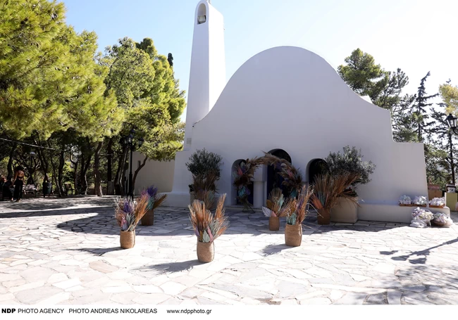 Όλγα Φαρμάκη: Φόρεσε το ίδιο φόρεμα με την κόρη της στη βάφτισή της - Ροζ, μίνι, με τούλι
