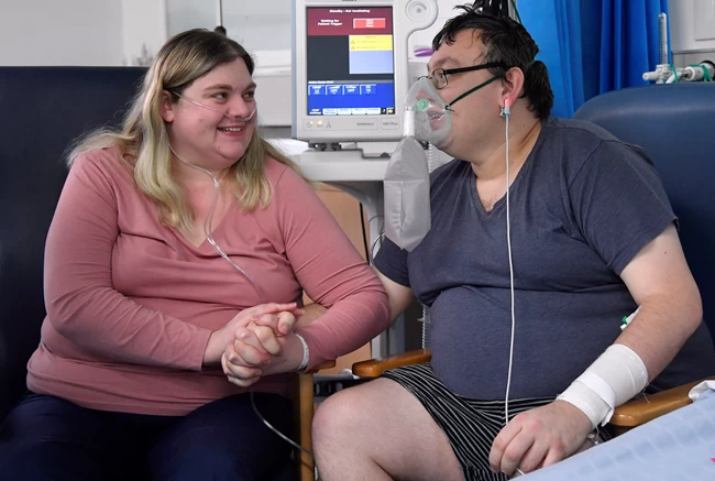 Ζευγάρι Βρετανών με κορονοϊό παντρεύτηκαν στο νοσοκομείο
