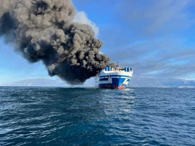 Φωτιά σε πλοίο στην Κέρκυρα: Τρεις Έλληνες μεταξύ των 12 αγνοουμένων - Επιχείρηση απεγκλωβισμού 2 ατόμων - Ταυτοποιήθηκαν 277