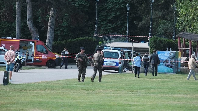 ΓΑΛΛΙΑ ΕΠΙΘΕΣΗ ΜΕ ΜΑΧΑΙΡΙ ΠΑΙΔΙΚΗ ΧΑΡΑ