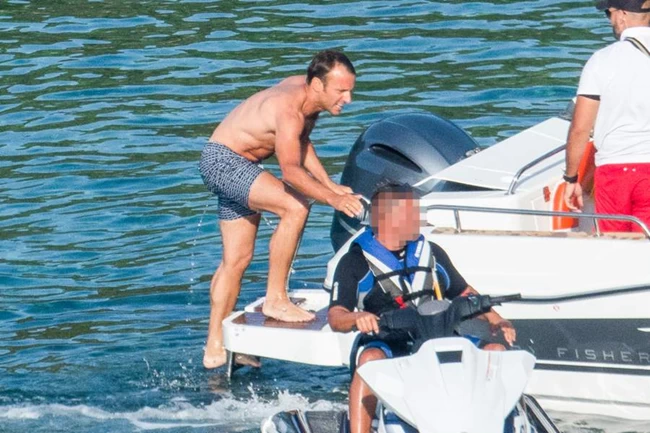 Οι διακοπές της Μπριζίτ και του Εμμανουέλ Μακρόν: Τρυφερές στιγμές, θάλασσα και τζετ σκι