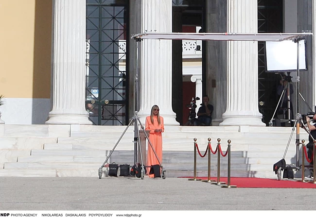 H Χάιντι Κλουμ ποζάρει τόπλες στη Μύκονο με φόντο την ανατολή του ήλιου