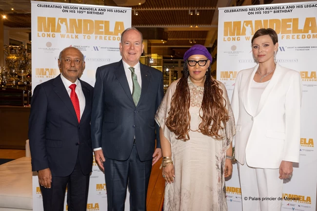 Αλάνθαστη η μελαχρινή Σαρλίν: Η πριγκίπισσα φόρεσε λευκό σμόκιν, διαμάντια και άνετα πέδιλα