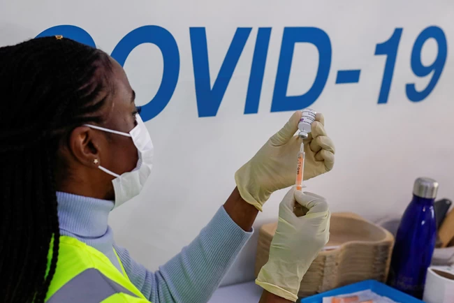 Ομόφωνη σύσταση από το αμερικανικό CDC για το εμβόλιο της Pfizer στις ηλικίες άνω των 16 ετών