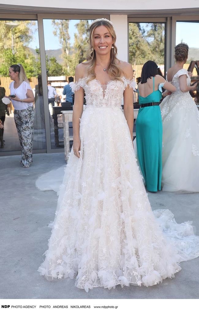 Μαριέττα Χρουσαλά: Περπάτησε στην πασαρέλα με ρομαντικό νυφικό μετά από χρόνια