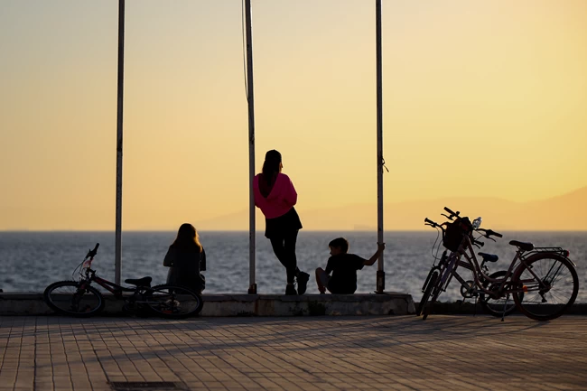 Συνεχίζεται η καλοκαιρία: Μέχρι τους 34 °C θα σκαρφαλώσει την Κυριακή το θερμόμετρο - Χαλάει από το απόγευμα στα βόρεια