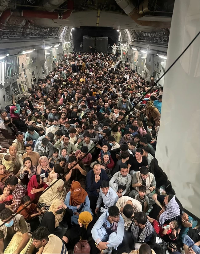 Αφγανιστάν: Μαζική φυγή από τη χώρα - 640 άτομα σε αεροπλάνο των ΗΠΑ που χωρούσε... 150 [εικόνες - βίντεο]