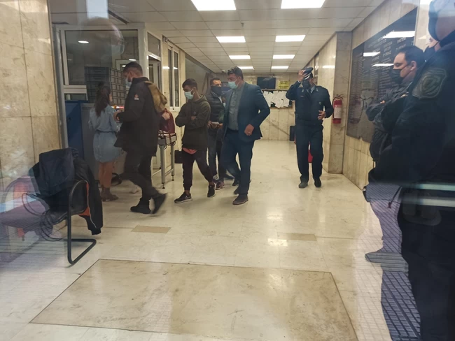 Ανατροπή με την καταδίωξη στο Πέραμα: Παραδόθηκε ο 16χρονος Ρομά που αναζητούνταν - "Εγώ οδηγούσα", λέει