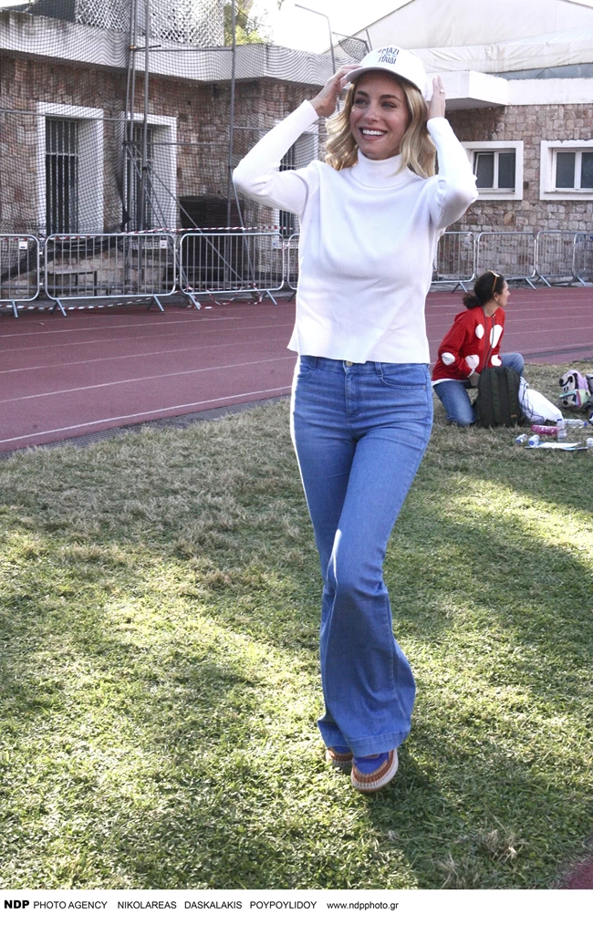 Το casual look της Δούκισσας Νομικού: Η απίθανη casual εμφάνιση με λευκό ζιβάγκο και τζιν καμπάνα