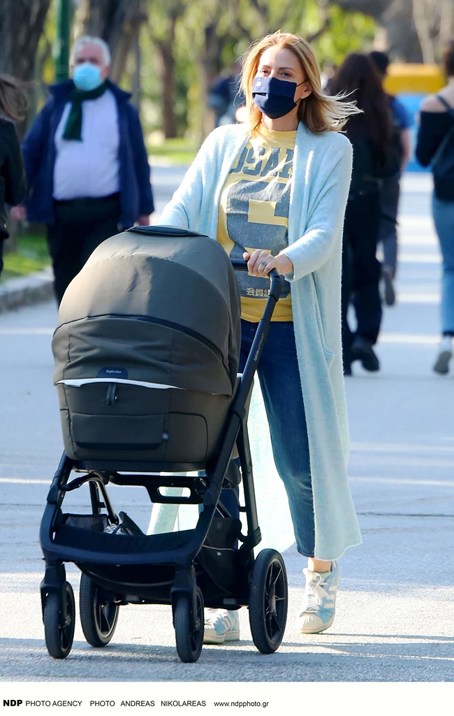 Τζένη Μπαλατσινού: Βόλτα με τον γιο της με athleisure look - Η γαλάζια μάξι ζακέτα
