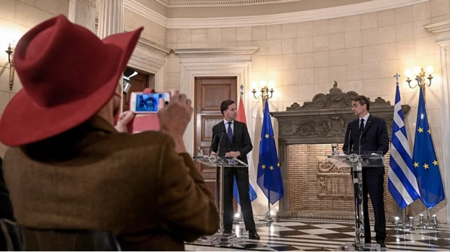 Η Ολλανδή δημοσιογράφος με το κόκκινο καπέλο που έκανε έξαλλο τον Μητσοτάκη, "ψηφίζει" ΑΝΤΑΡΣΥΑ
