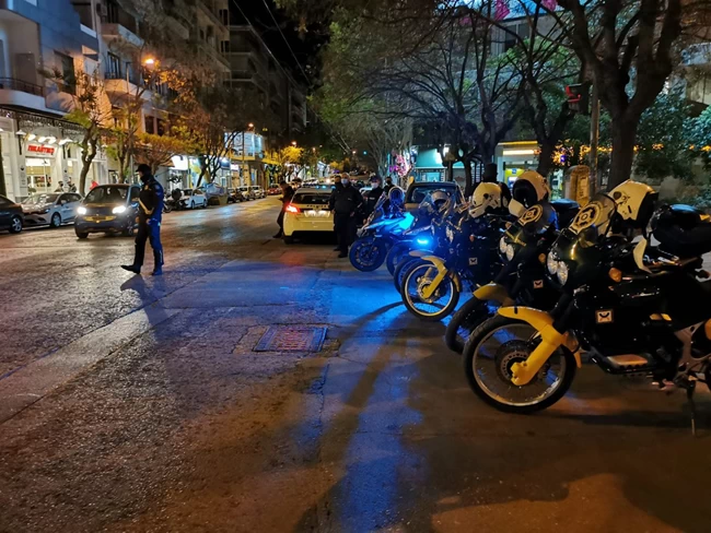 Σε αστυνομικό κλοιό τα κορονοπάρτι στις πλατείες: "Κυκλική" περιφρούρηση και ήπια αποτροπή