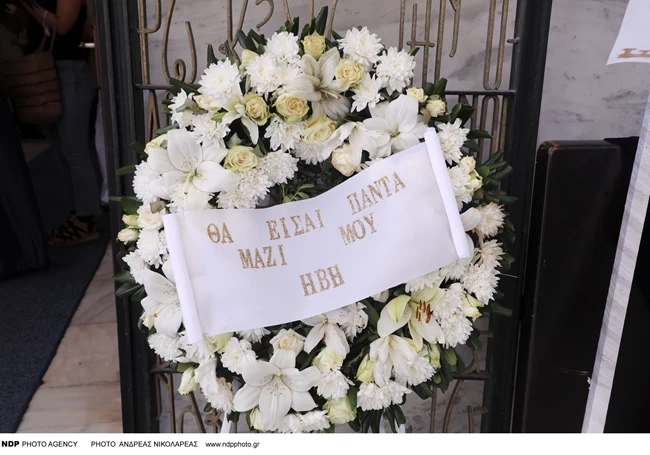 Το τελευταίο αντίο στον Κωνσταντίνο Τζούμα στο Α' Νεκροταφείο Αθηνών- Οι φίλοι του ήταν όλοι εκεί [εικόνες]