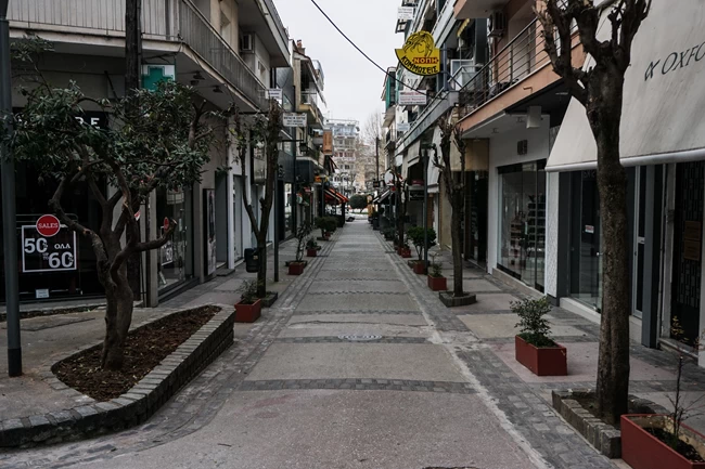 Lockdown: Ποιες περιοχές μπαίνουν στο "βαθύ κόκκινο" από σήμερα - Πού παρατείνονται τα μέτρα