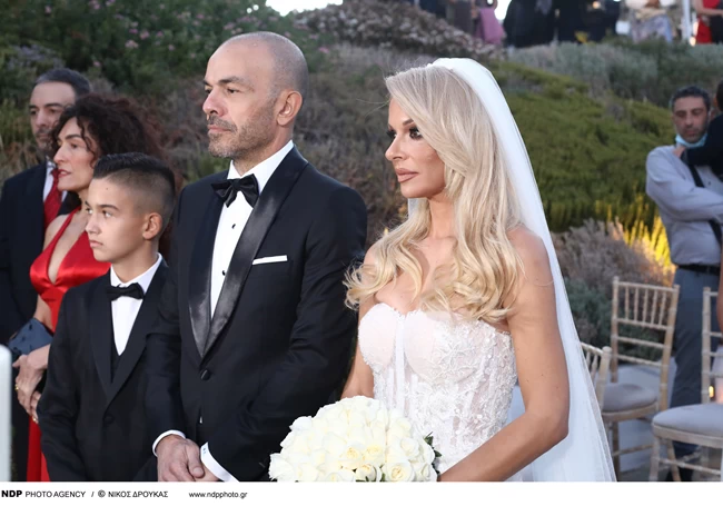 Παντρεύτηκε η παρουσιάστρια Κατερίνα Ζαγοραίου: Το γοργονέ νυφικό &amp; το πάρτι στο Island [εικόνες]
