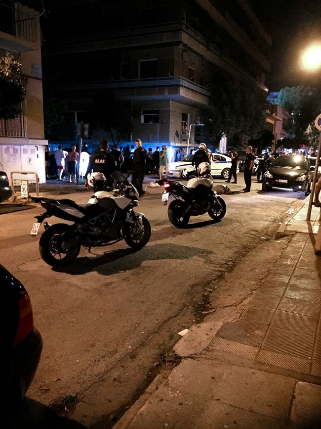 Εικόνες θρίλερ στην Καλλιθέα: Κυνηγούσε τη γυναίκα του στα στενά, μέσα στον κόσμο με το τσεκούρι