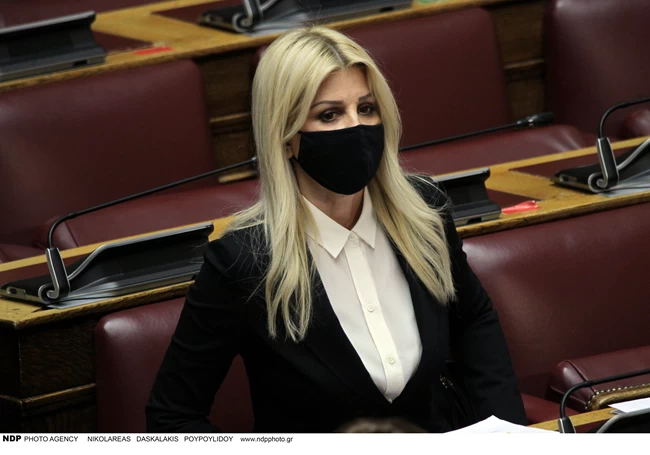 Έλενα Ράπτη: Κομψή εμφάνιση με ανδρόγυνο look και ψηλοτάκουνα στη Βουλή