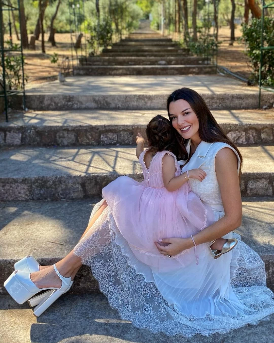 "Απαίσια παπούτσια": Η Νικολέττα Ράλλη έγινε νονά και φόρεσε τα πιο ακατάλληλα πέδιλα