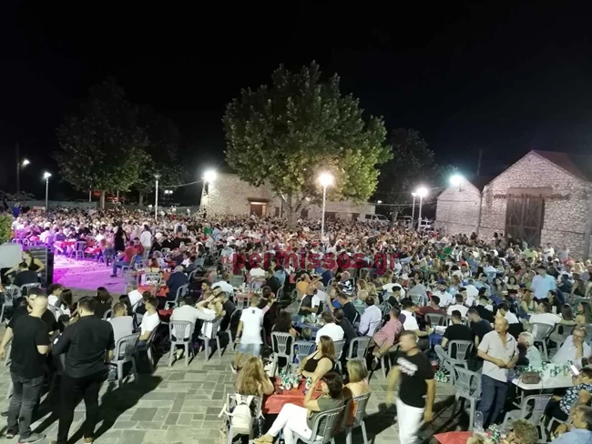 Προκλητικό κορονο-πάρτι στην Αλίαρτο: Συνωστισμός παρουσία βουλευτών ΝΔ - ΣΥΡΙΖΑ και δημάρχων