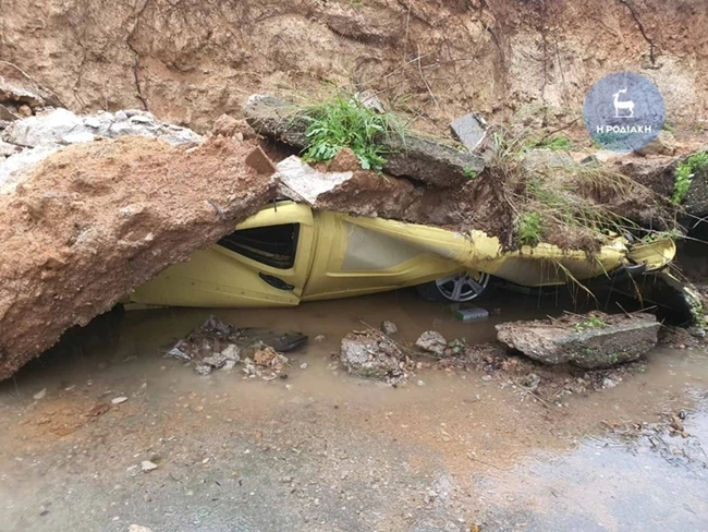 ροδος βραχος καταπλάκωσε αυτοκινητα