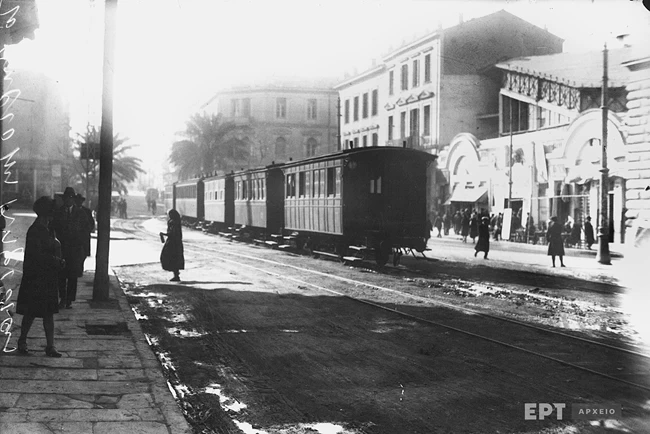Γενική άποψη της Πλατείας Λαυρίου στην 3η Σεπτεμβρίου με συρμό του ‘‘Θηρίου’’ που ένωνε την Αθήνα με την Κηφισιά. Μέσα δεκαετίας 1920