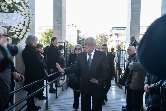Συγγενείς, φίλοι, εκπρόσωποι των γραμμάτων "αποχαιρέτησαν" την Κική Δημουλά