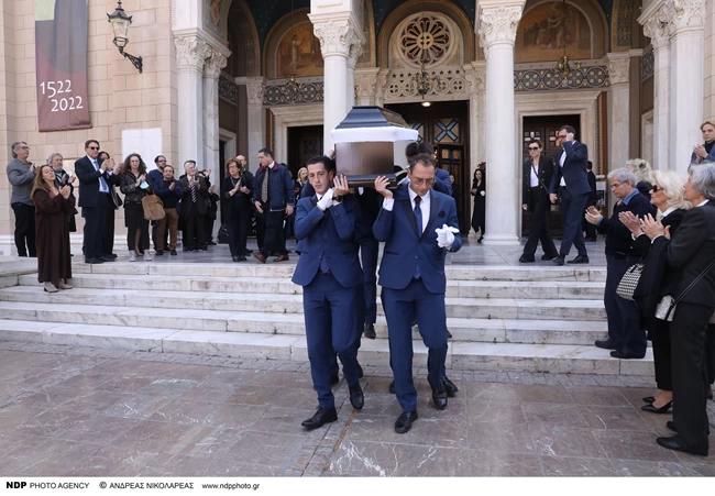 Κατερίνα Χέλμη: Συγκίνηση στο τελευταίο αντίο στη σπουδαία ηθοποιό - Ποιοι έδωσαν το παρών [εικόνες]