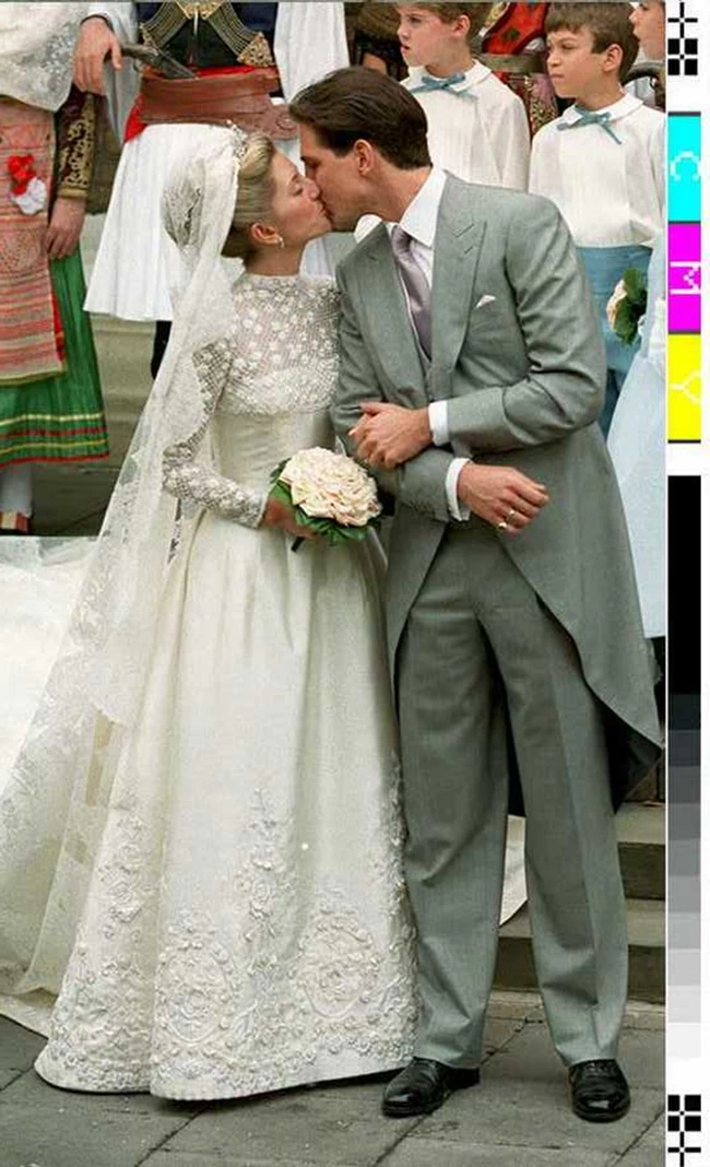 Μαρί Σαντάλ: Οταν η βασίλισσα Ελισάβετ έσκυψε για να διορθώσει το λάθος στο νυφικό της