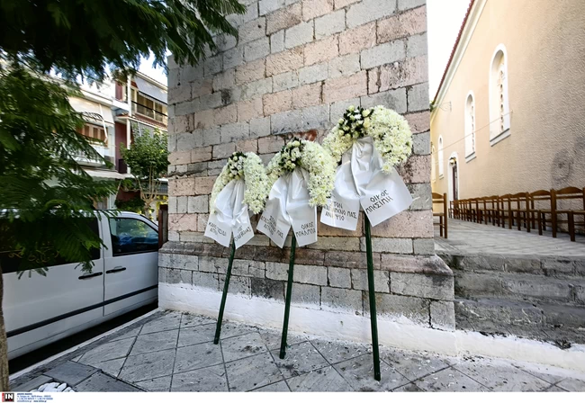 Πένθος στο Ναύπλιο: Συντετριμμένοι οι γονείς στην κηδεία του 14χρονου - Εκατοντάδες μαθητές δίπλα από το λευκό φέρετρο ΝΑΥΠΛΙΟ ΚΗΔΕΙΑ 14ΧΡΟΝΟΥ