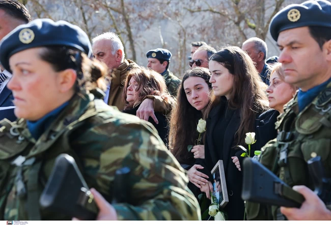Κηδεία σμηναγού Τσιτλακίδη: Η στιγμή που καταρρέει πάνω από τον τάφο η σύντροφός του, Μαρία [Εικόνες]