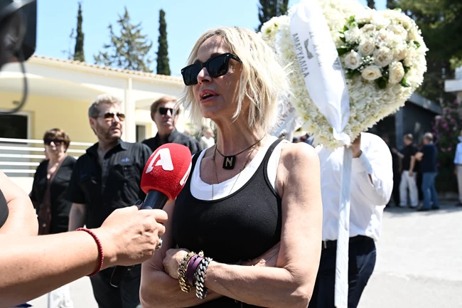 Γιώτα Γιάννα: Πλήθος κόσμου στην κηδεία της - Συγκινημένη η Άννα Βίσση στο τελευταίο αντίο ΦΩΤΟ ΒΙΝΤΕΟ αννα βισση